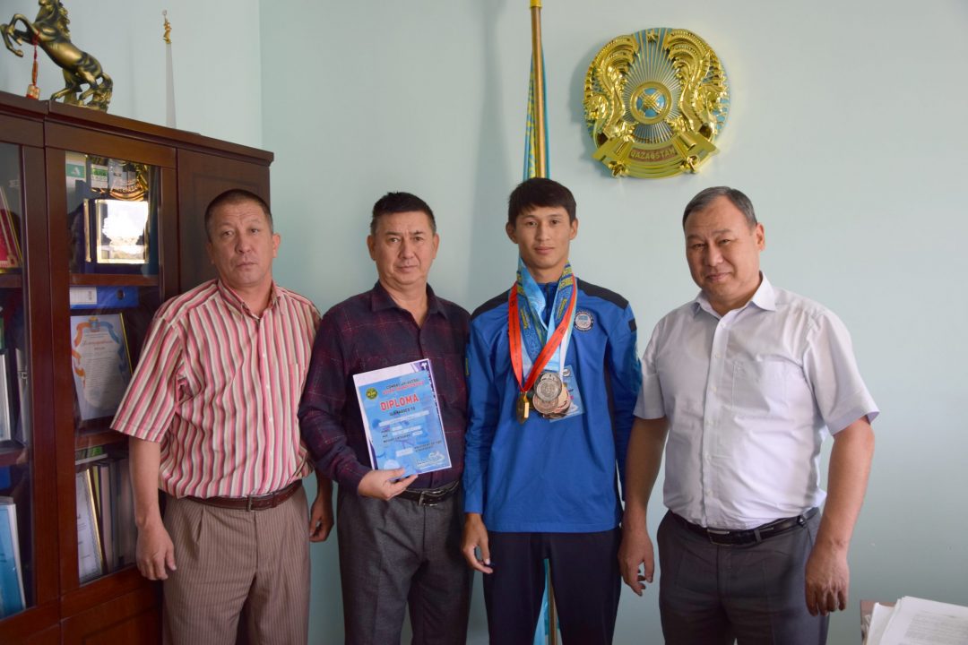THE RECTOR OF THE UNIVERSITY RECEIVED THE CHAMPION OF ASIA