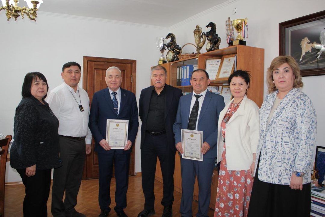 Жаңа Конституция жобасын әзірлеуге және оны қабылдауға қосқан үлесі үшін заңгер-ғалымдар марапатталды